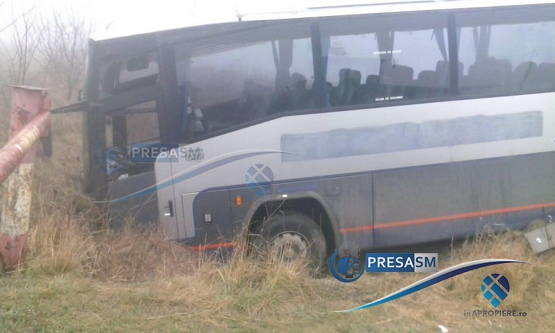 FOTOGALERIE. La un pas de tragedie! Un autobuz, cu pasageri, a ajuns în șanț