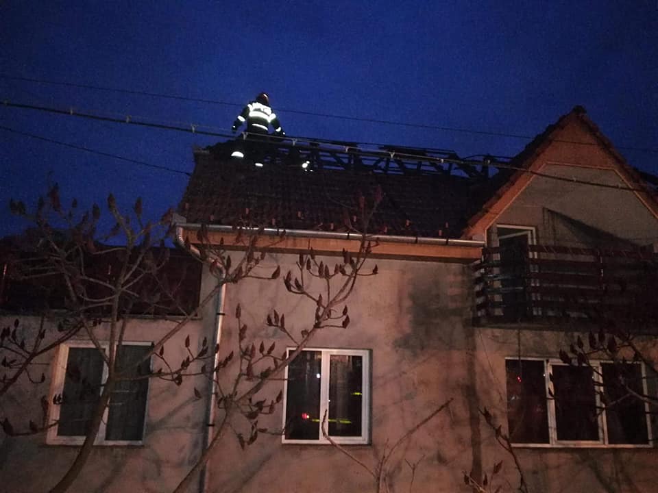 FOTO. Incendiu la o casă din județ. Panică pe o stradă întreagă