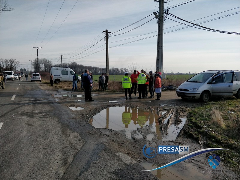 FOTO/VIDEO. Accident în lanț, cu victimă. Mașină în șanț și căruță lovită
