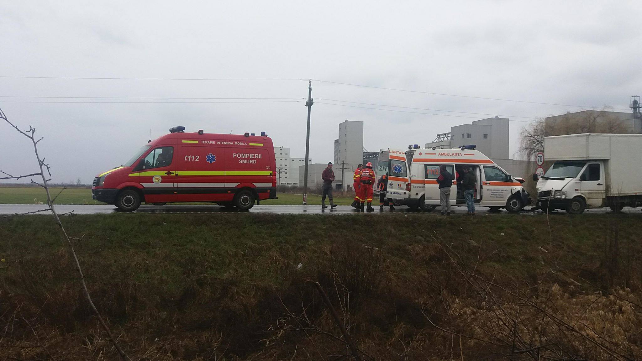 FOTO. Ambulanță lovită frontal de o autoutilitară. O victimă la Urgență