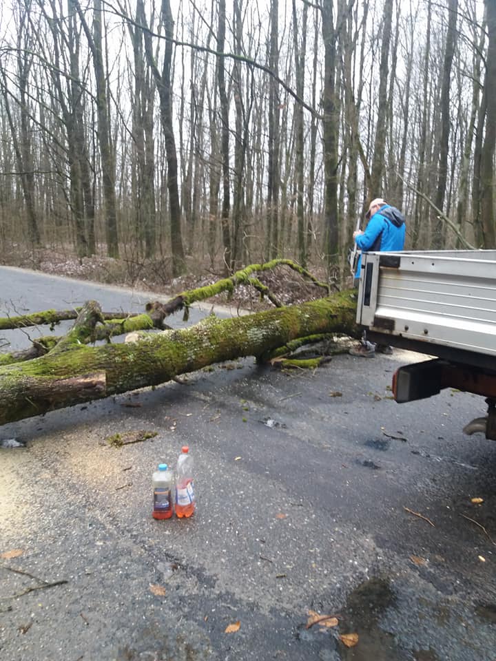 FOTOGALERIE. Drum județean blocat! O comună întreagă a rămas fără curent