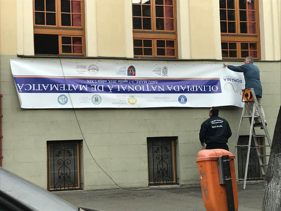 FOTO. Sătmarul minunilor! Banner cu capul în jos pe Colegiul Mihai Eminescu