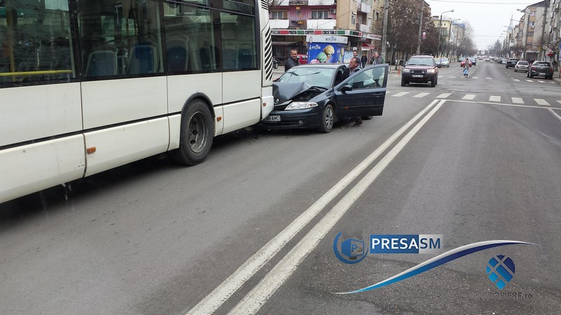 FOTO/VIDEO. Un sătmărean a intrat cu mașina într-un autobuz, în centrul Sătmarului
