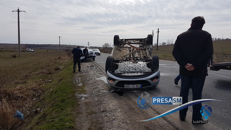 FOTO/VIDEO Impact dur pe DN19 între două mașini. Autoturism răsturnat pe carosabil