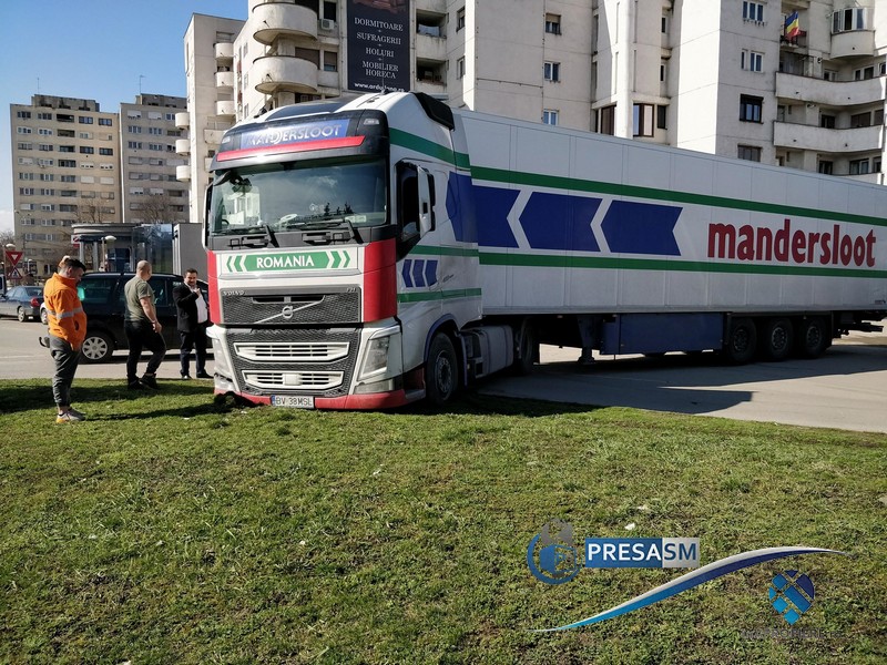 FOTO/VIDEO Trafic blocat total în centrul Sătmarului. TIR împotmolit