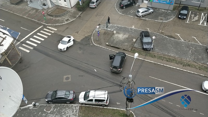 FOTO/VIDEO. Accident în centrul Sătmarului. Impact frontal între două mașini