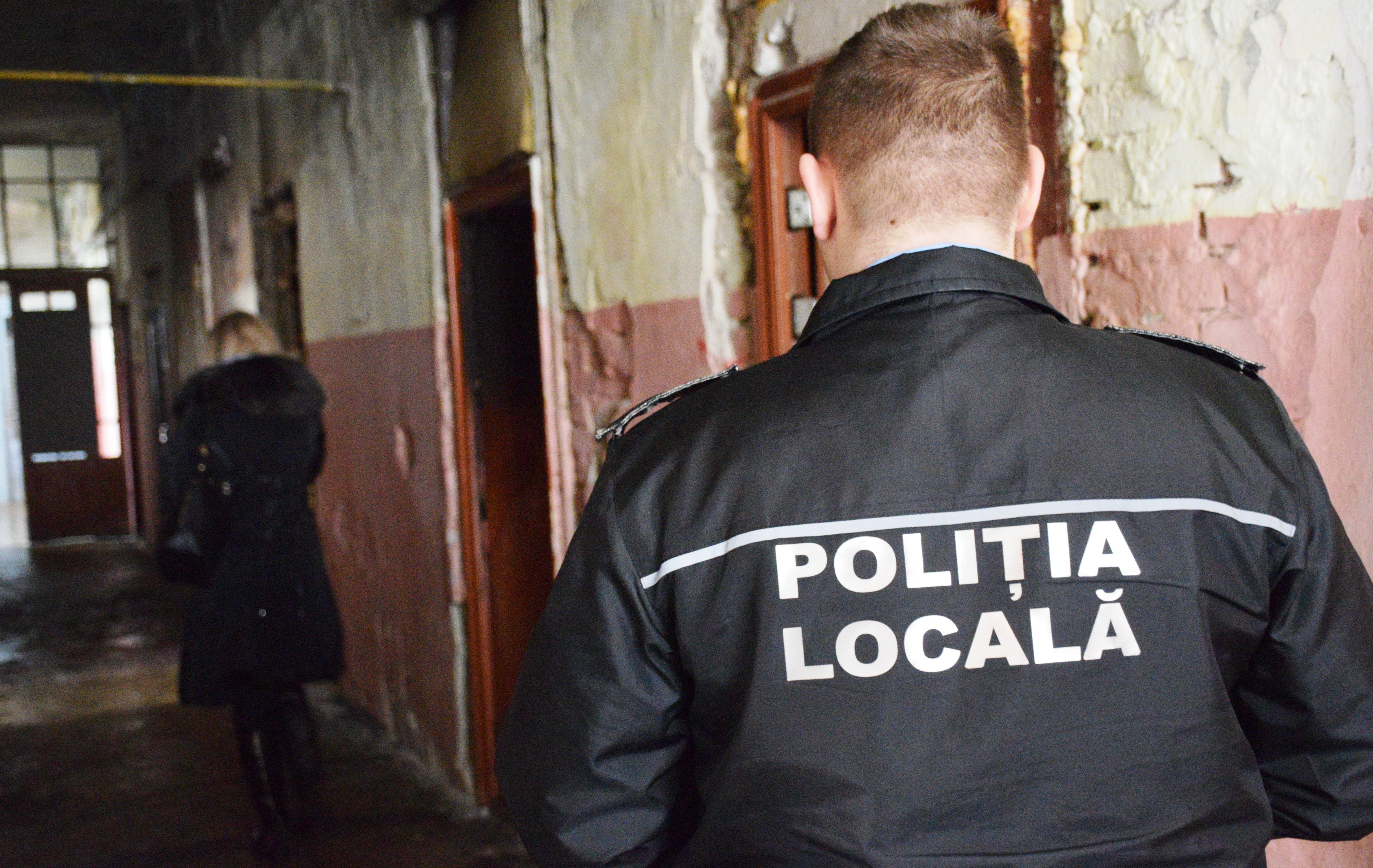 Polițist local ultragiat în Satu Mare. Agentul s-a ales cu o fractură după ce a fost lovit cu piciorul