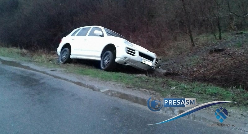 FOTO. Accident rutier. Porsche în șanț, la ieșire din municipiul Satu Mare