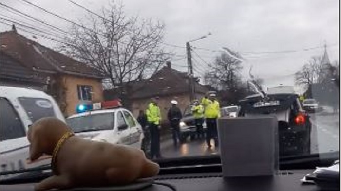 FOTO. Un microbuz plin cu pasageri s-a răsturnat pe DN1C