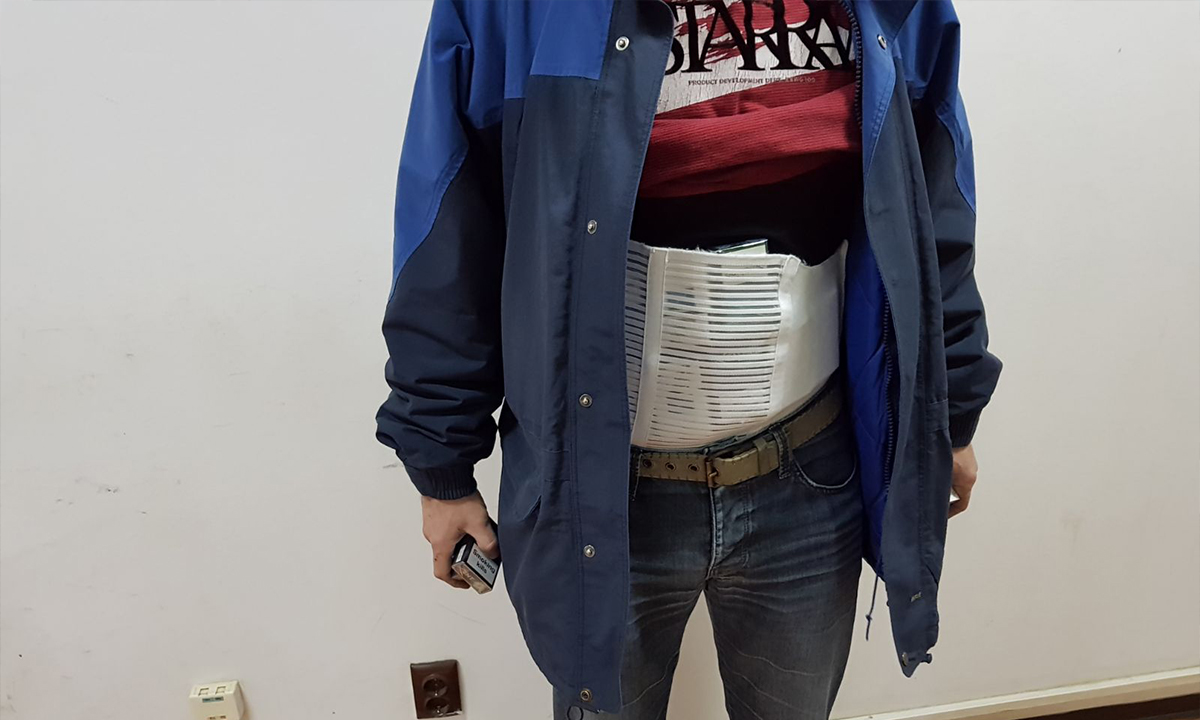 FOTO. Ce au găsit polițiștii ascuns pe corpul unui român în Vama Halmeu