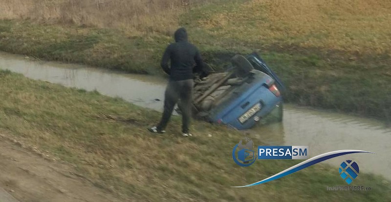FOTO. Accident pe DN 19. Mașină răsturnată într-un canal, plin cu apă