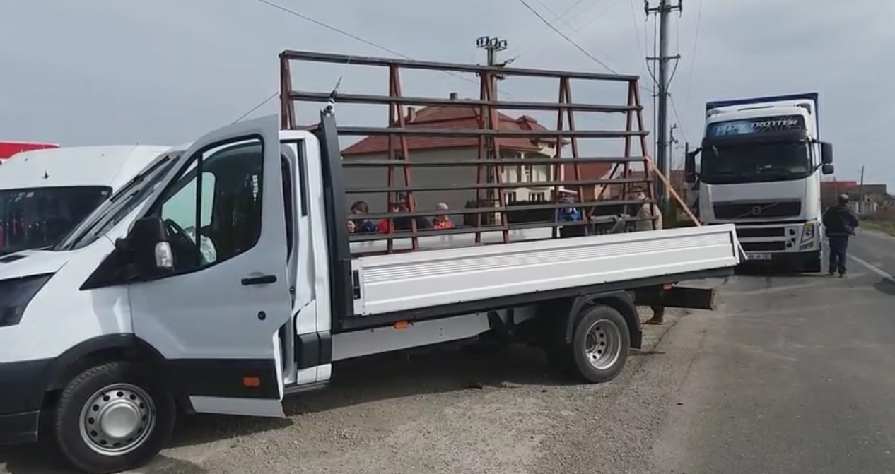 FOTO. Accident în lanț. Un TIR a lovit o autoutilitară. S-a oprit într-o altă dubă