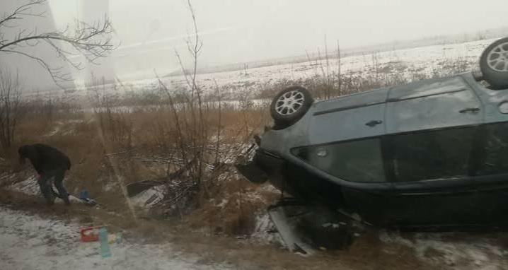 FOTOGALERIE. O mașină s-a răsturnat lângă Carei! Patru victime la Urgență!