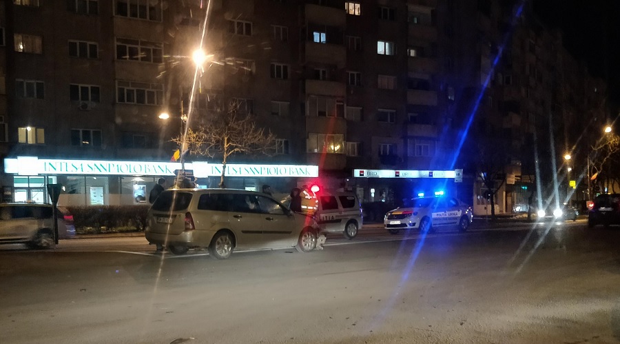 FOTO. Accident rutier la intrare în Micro 17. O persoană a fost dusă la Urgență