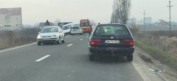 FOTO/VIDEO. Impact frontal între o mașină și un microbuz, între Satu Mare și Botiz