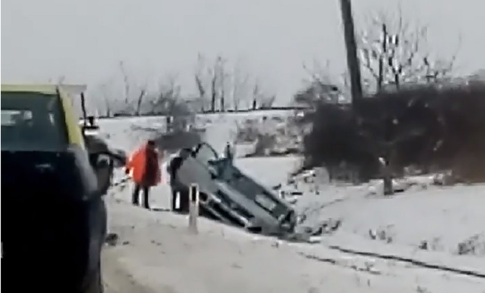 FOTO. Drumul groazei. Încă o mașină s-a răsturnat pe DN 19 F
