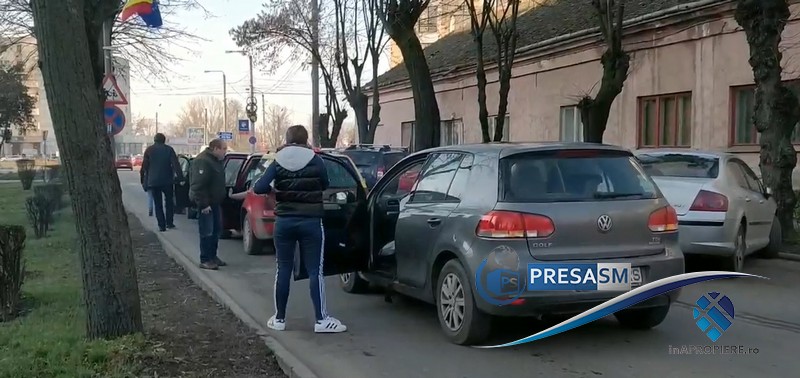 FOTO/VIDEO. Accident în lanț în centrul Sătmarului. Patru mașini implicate