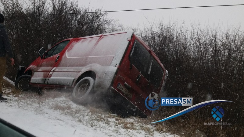 FOTO. O dubă a dărâmat un stâlp! A derapat din cauza drumului înzăpezit
