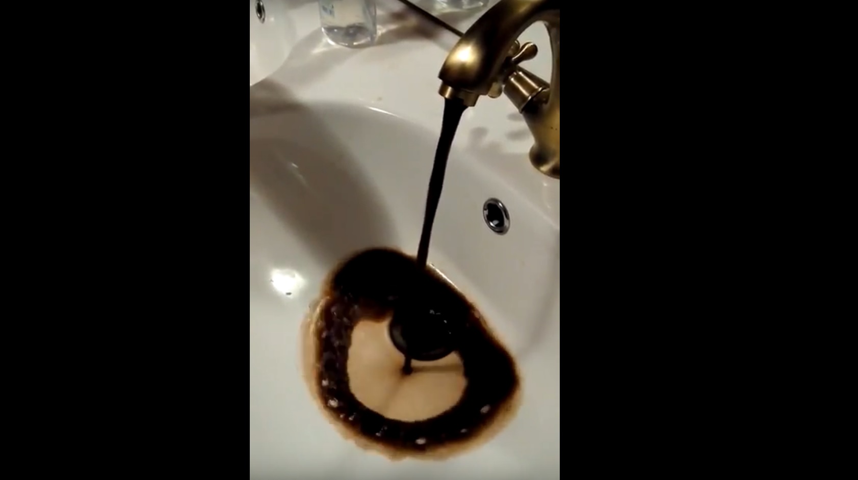 VIDEO. Mai neagră de atât nu se poate! Apă în bătaie de joc la robinete în Carei