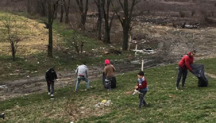 FOTO. Ajutor social doar dacă muncești într-o comună! La muncă pe câmp!