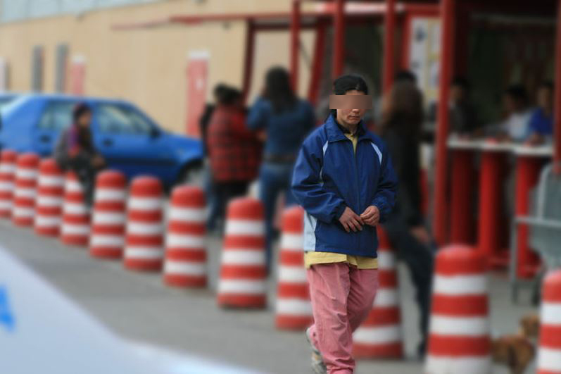 Țigănci, cu copii falși, fură la greu în parcarea de la Kaufland. Prinse și luate la rost