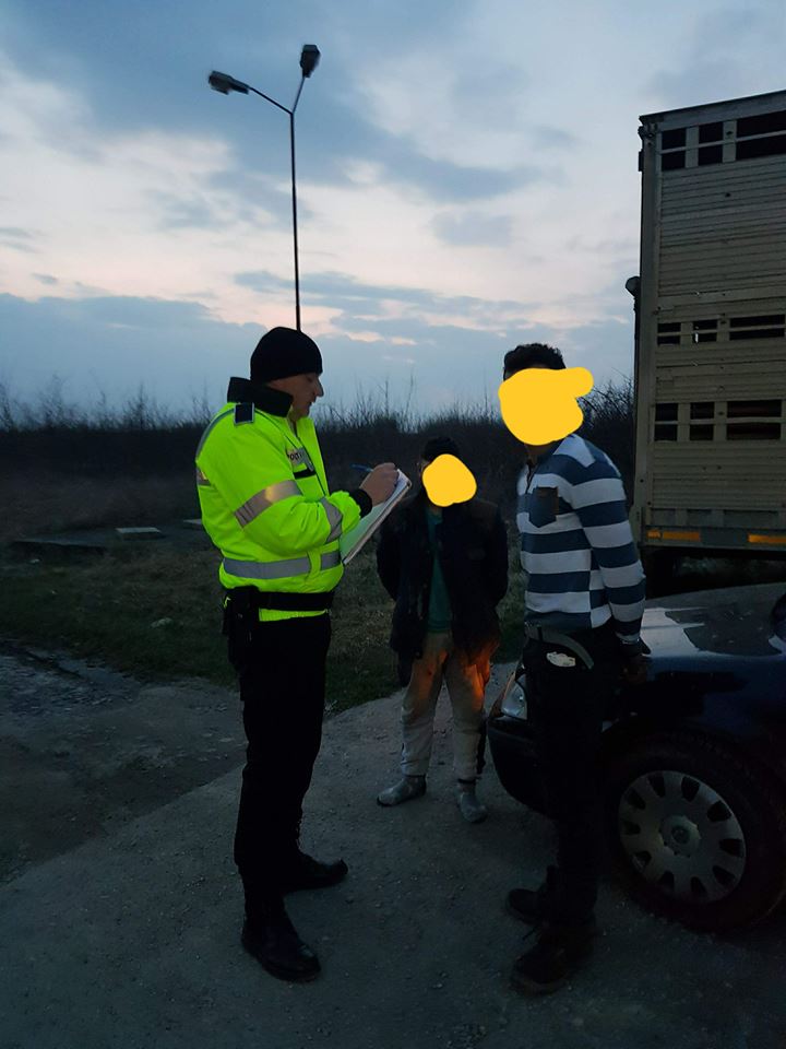 FOTOGALERIE. Tineri prinși în flagrant, în timp ce fumau droguri...într-o mașină furată!