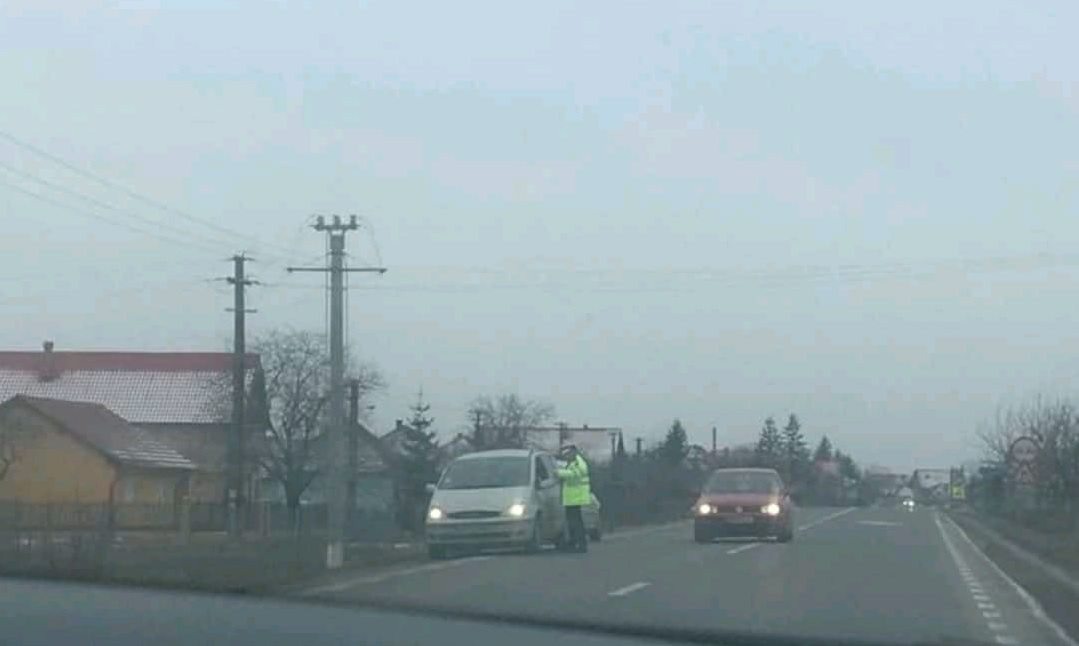 S-a ales cu o amendă de 5.000 de lei după ce a fost tras pe dreapta de polițiști