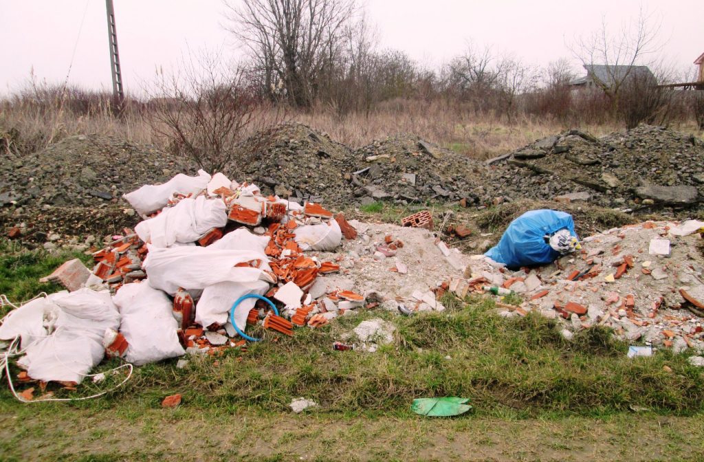 FOTO. Primăria știe de ce periferia Sătmarului este mizeră: a prins sute de ”gunoieri”