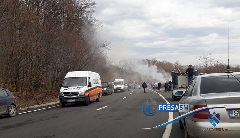 FOTO/VIDEO. Un microbuz, plin cu pasageri, a luat foc. Angajații Autonet au intervenit salvator