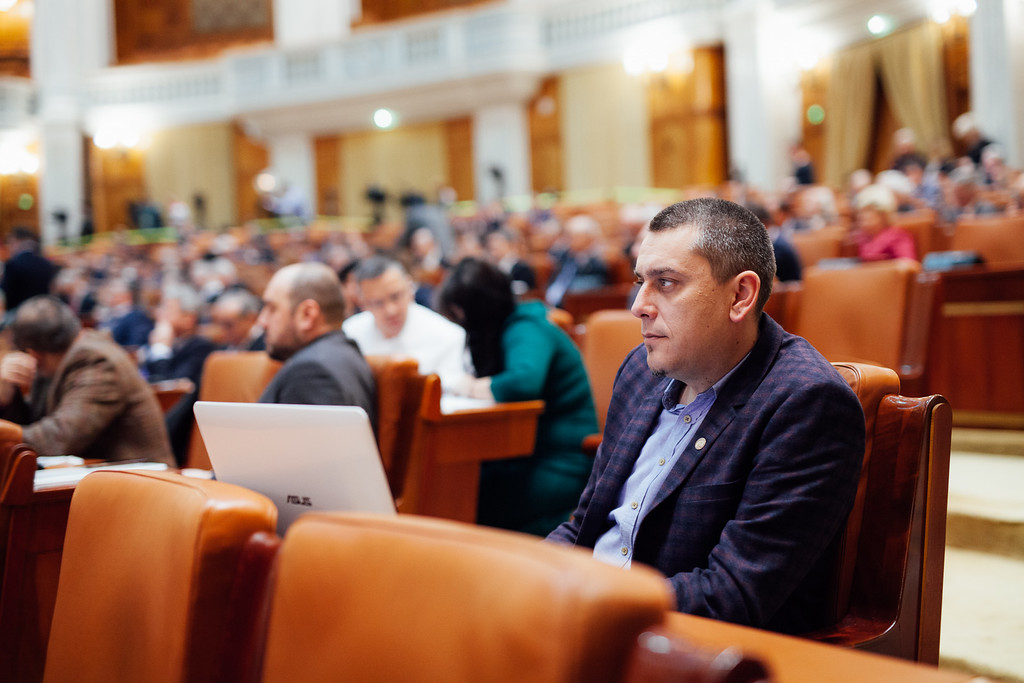 Guvernul a aprobat legislația necesară acordării sumei de 10.000 de lei medicilor veterinari 