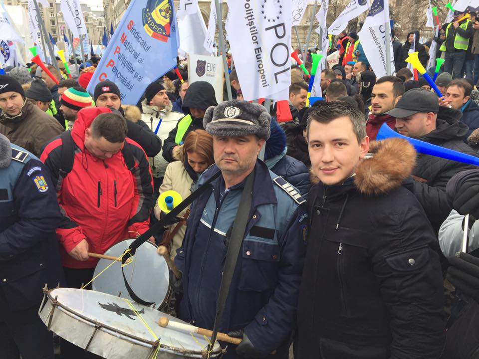 FOTO/VIDEO. Zeci de polițiști din Satu Mare protestează. Polițiști în lanțuri pe străzi