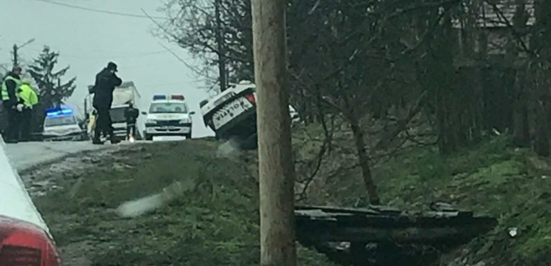 FOTO. Un polițist, de 24 de ani, s-a răsturnat cu mașina în șanț, în Satu Mare