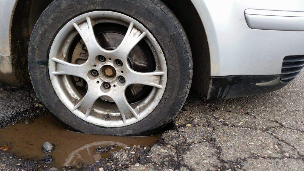 FOTOGALERIE. Carei - Tășnad, drumul groazei. Roți distruse, mașini trase pe dreapta