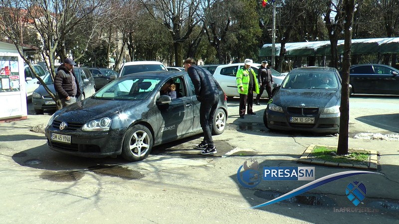 FOTO/VIDEO. Mașini ”sechestrate” în centrul Sătmarului. De ce a fost în stare un șofer