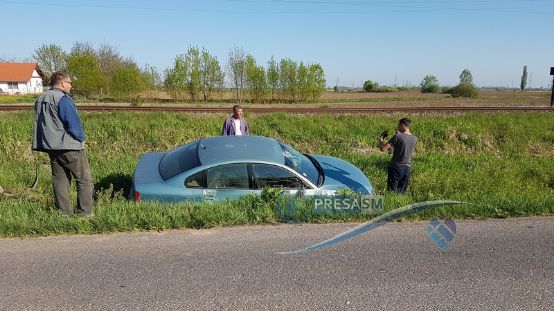 FOTO/VIDEO. Doi soți au ajuns cu mașina în șanț! La un pas de tragedie