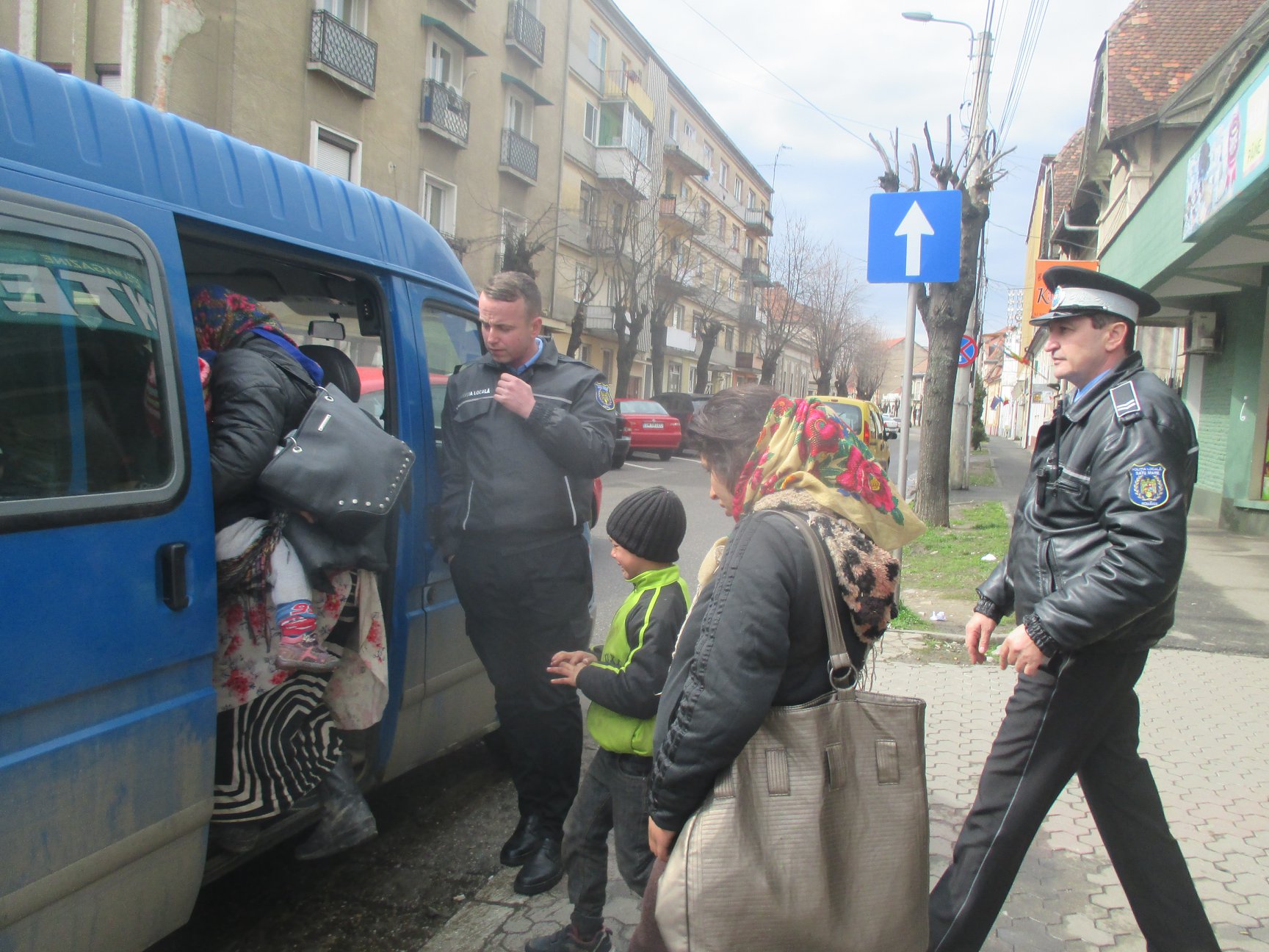 FOTO. Poliția Locală a cules cerșetorii din Satu Mare și i-a pus pe tren. Au fost trimiși acasă
