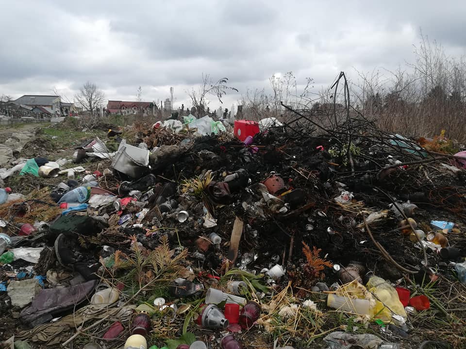 FOTOGALERIE. Morții, îngropați printre gunoaie și mocirlă în municipiul Satu Mare