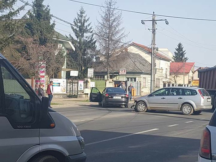 FOTO. Accident pe Bulevardul Lucian Blaga. Impact între două mașini