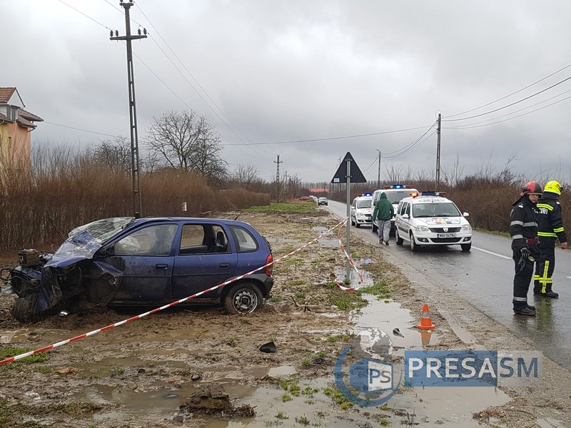 FOTO/VIDEO. Accident cu victime. Gard spulberat de o mașină, pericol de explozie
