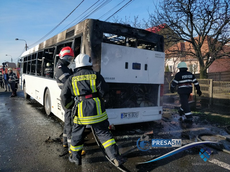 FOTO/VIDEO. Autobuz cu pasageri, în flăcări, pe Bulevardul Lucian Blaga. Făcut scrum!