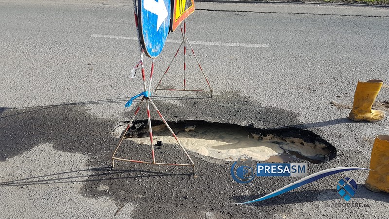FOTO/VIDEO. Un nou crater în asfalt, în Satu Mare! Mașina Apaserv a intrat în groapă!