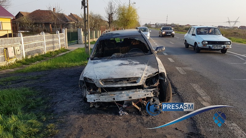 FOTO/VIDEO. Mașină făcută scrum pe B-dul Lucian Blaga. ”I-a dat foc intenționat un băiat”