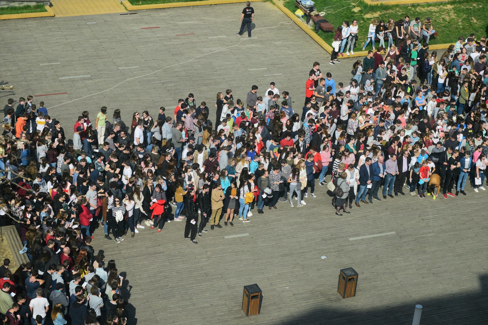 FOTO. Sute de persoane au recitat o poezie în maghiară în centrul Sătmarului