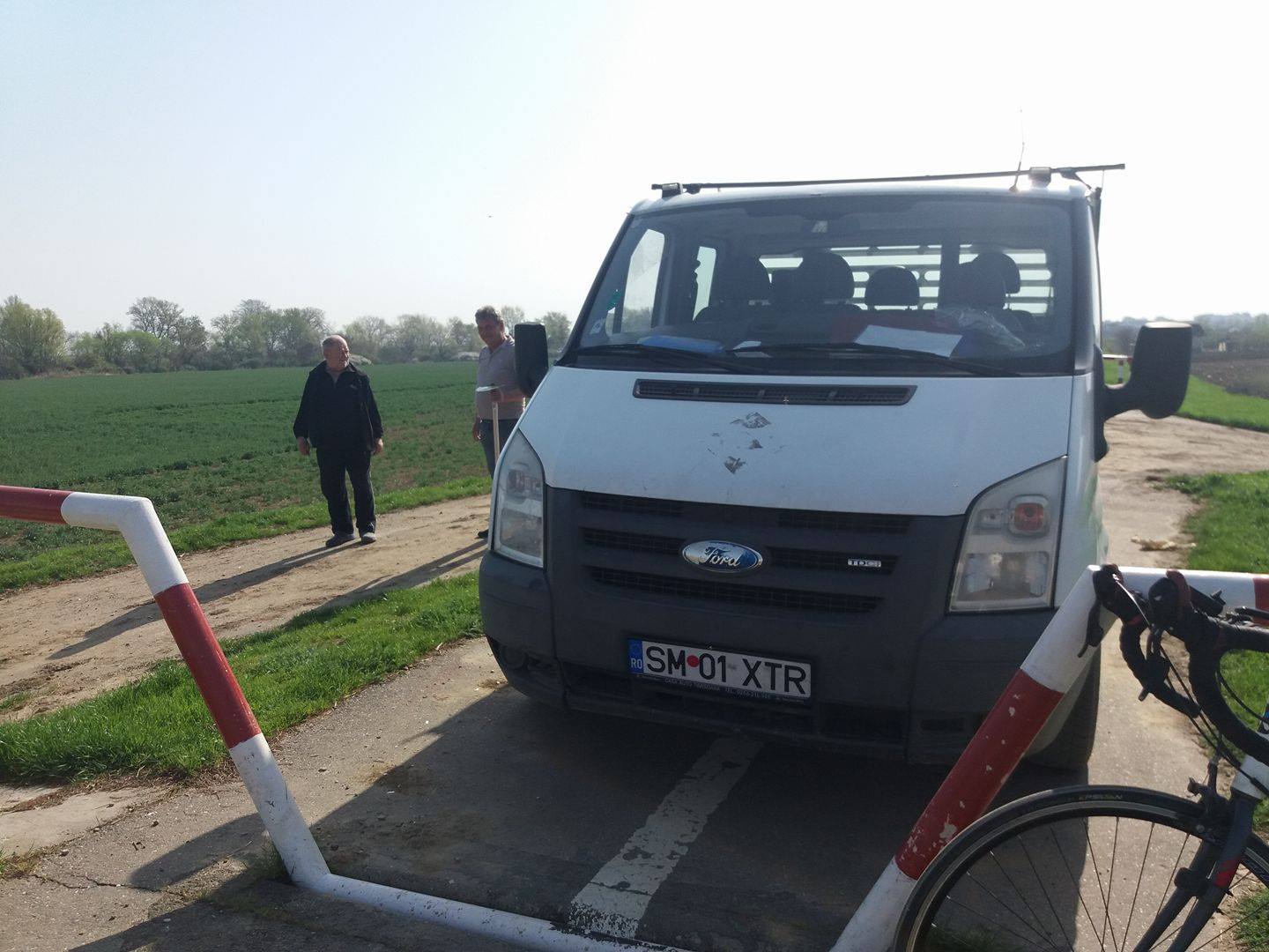 FOTO. Cu duba pe dig, în municipiul Satu Mare. Pietoni, faceți loc. Ne scuzați pentru barieră