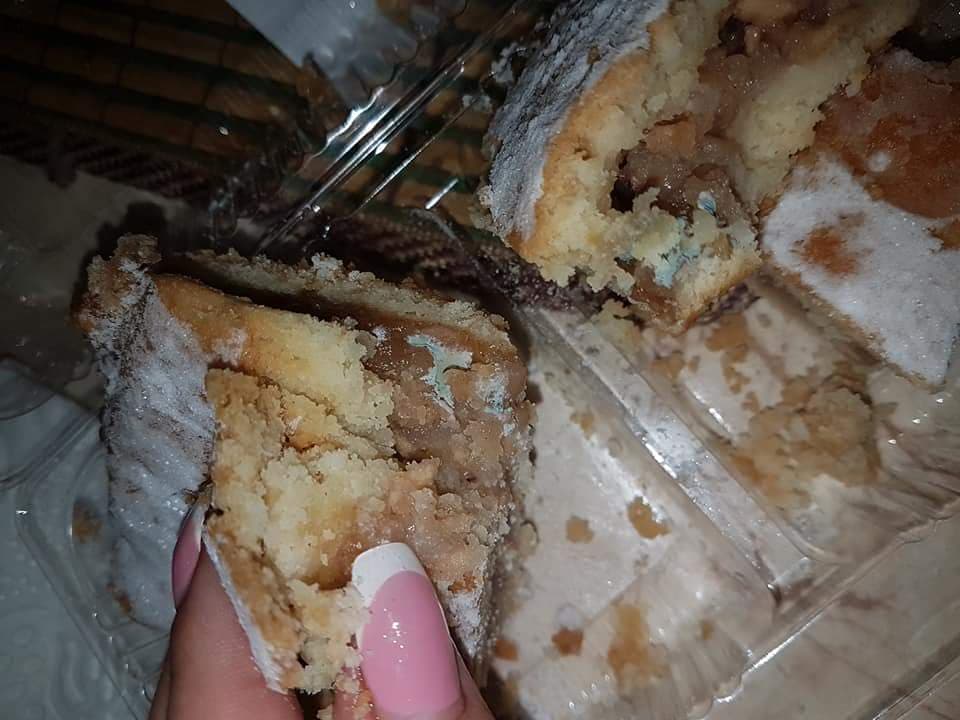 FOTOGALERIE. Plăcintă cu mere și cu...mucegai, la un supermarket din Satu Mare