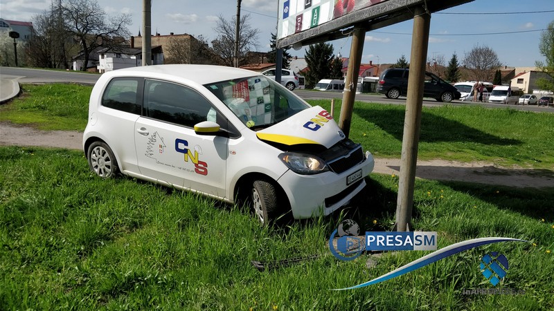 FOTO/VIDEO. Accident pe Podul Decebal. A intrat cu mașina într-un panou publicitar