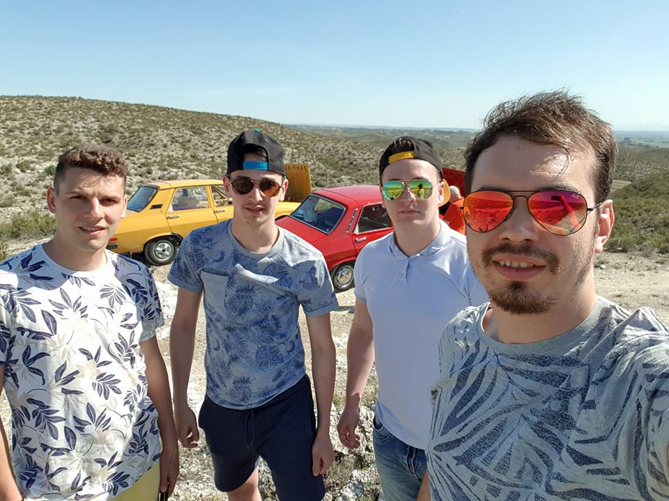 FOTO. Sătmărenii care au pornit spre Sahara cu Daciile au abandonat cursa