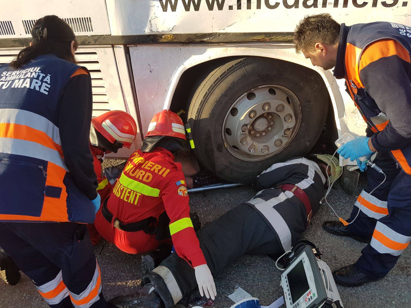 FOTO/VIDEO. Femeie prinsă sub autobuz! Care este starea celor 12 victime