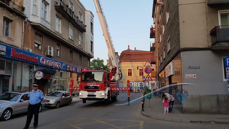 FOTO/VIDEO. Pericol în centrul Sătmarului. O stradă a fost închisă de poliție