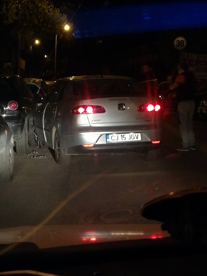 FOTO. ACCIDENT. Ghinion curat pentru un sătmărean. I-a fost distrusă mașina în parcare